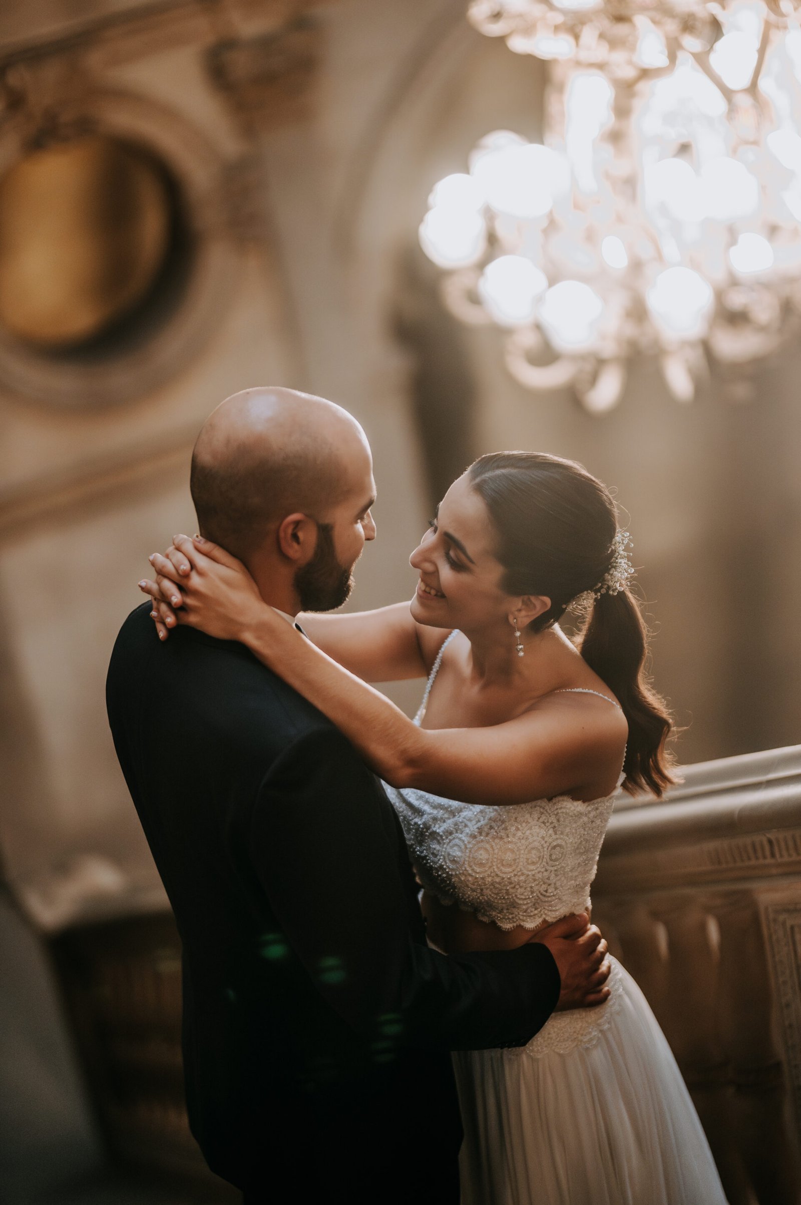 Novios abrazados en boda en Barcelona.