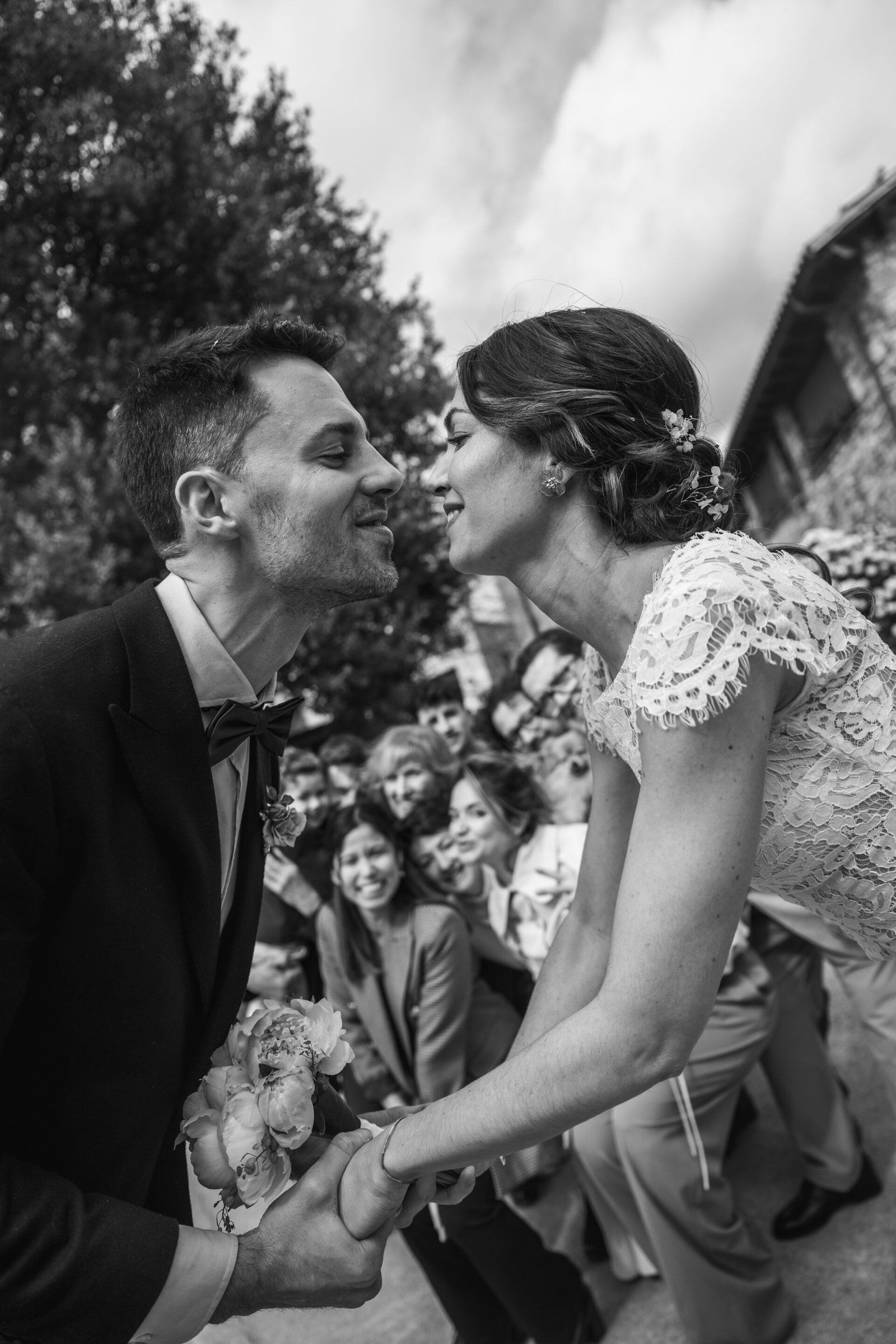 Novios y amigas en boda de Barcelona.